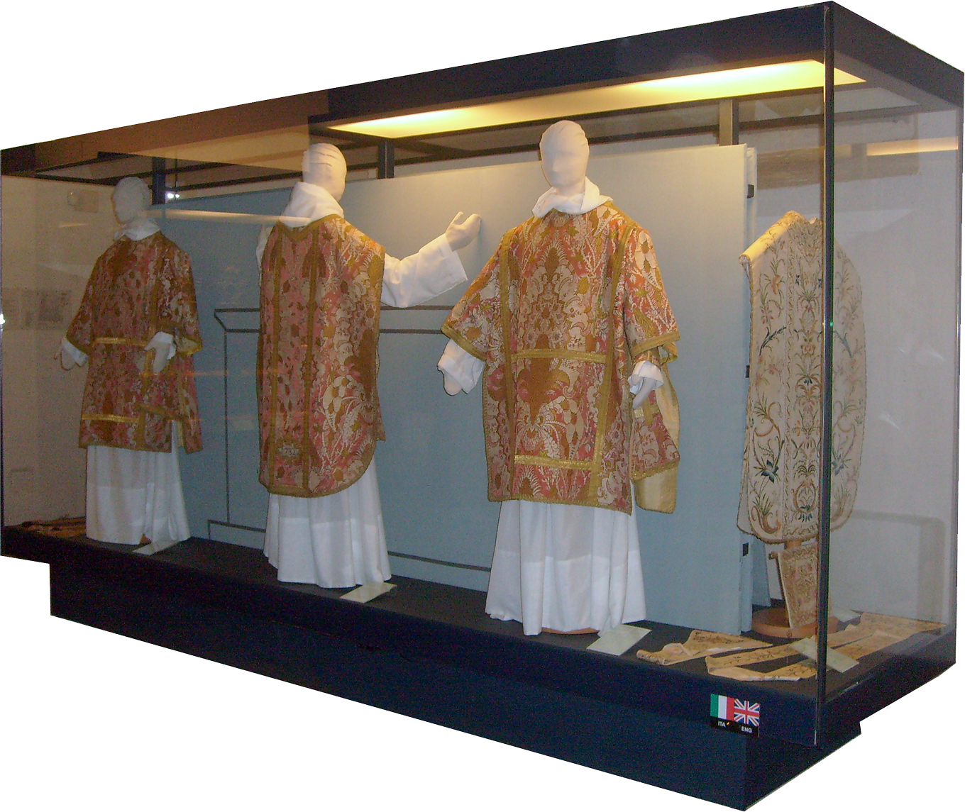 Foto della vetrina dei paramenti sacri del Museo civico di Bracciano