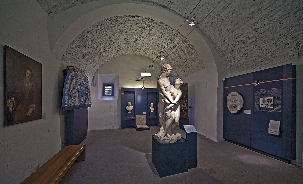 Foto di insieme della sala di Venere e Adone del Museo civico di Bracciano